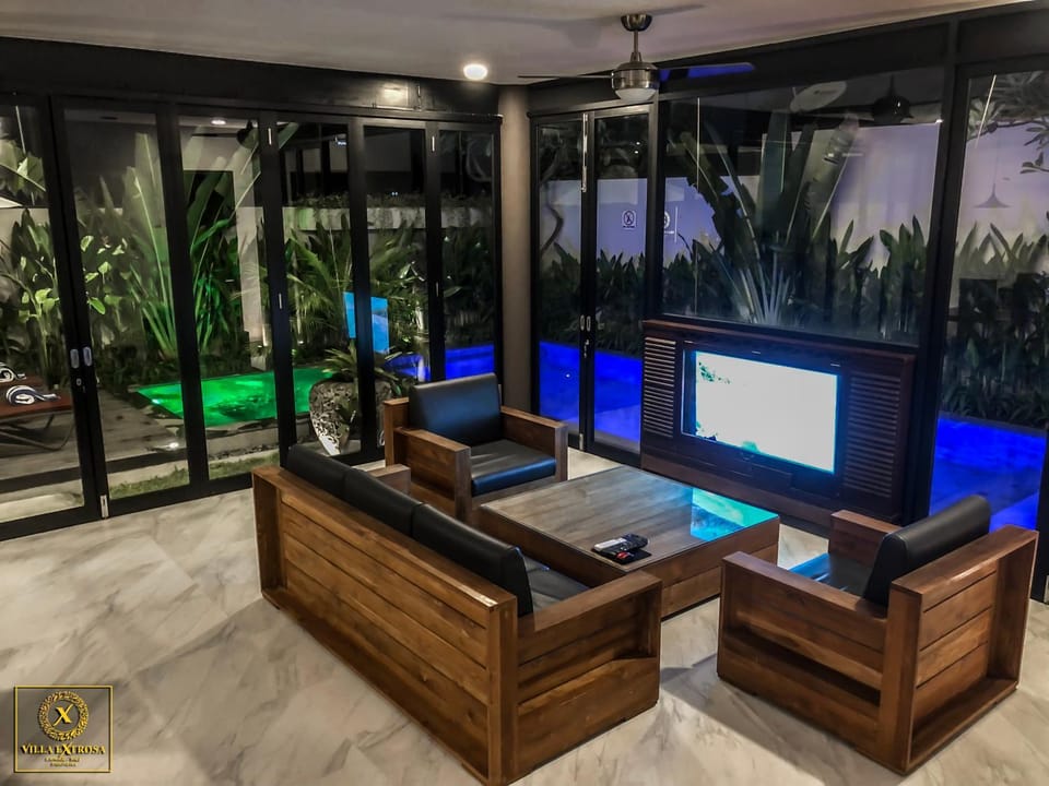 Communal lounge/ TV room, Pool view
