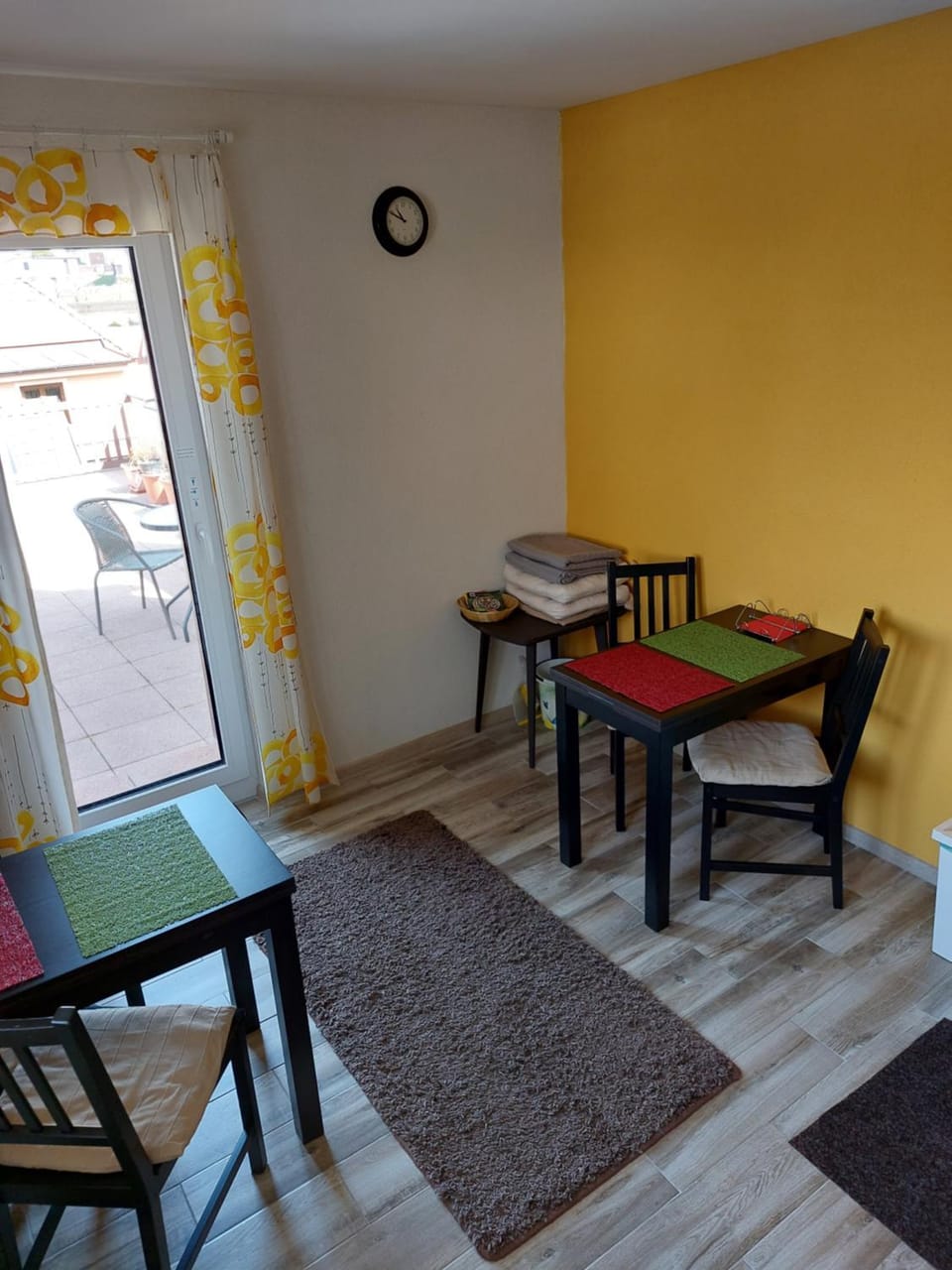 Seating area, Dining area