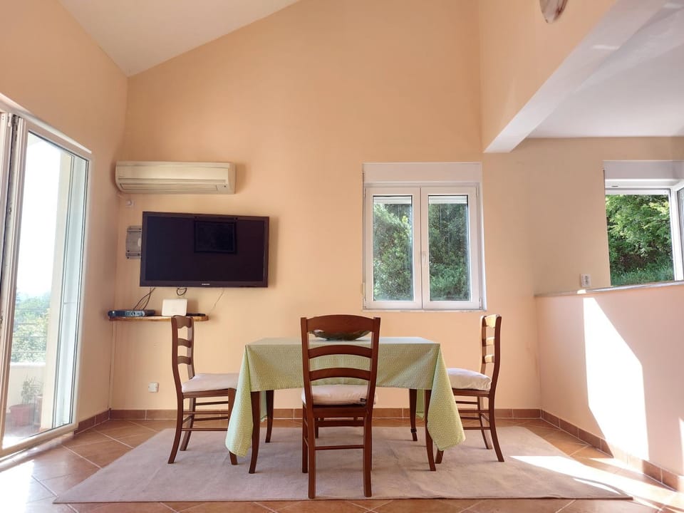 TV and multimedia, Living room, Dining area