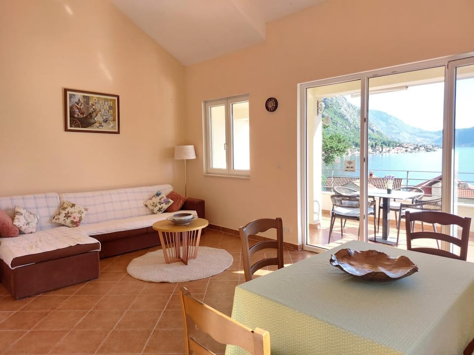 View (from property/room), Balcony/Terrace, Living room, Seating area, Dining area, Mountain view