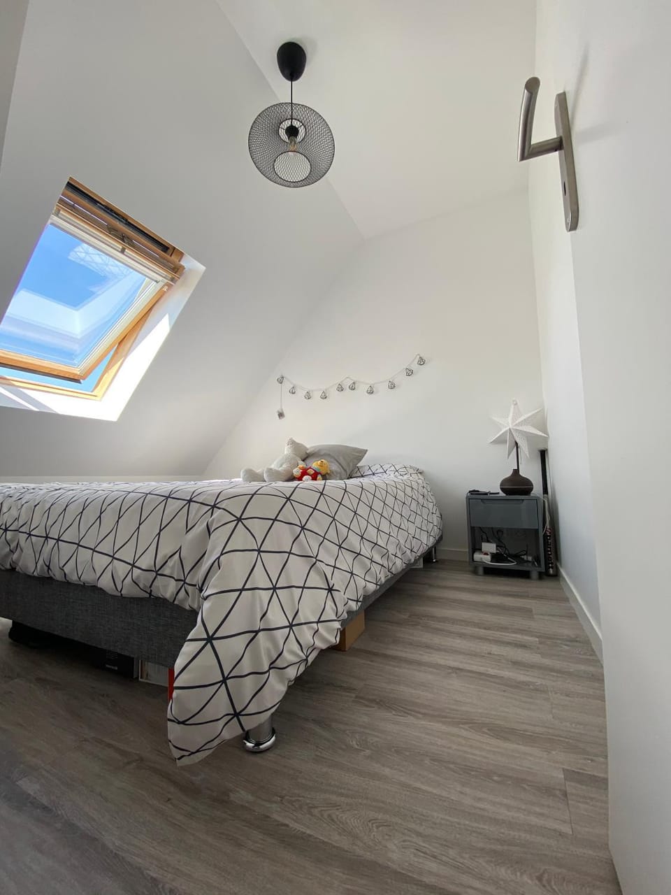 Spring, Bed, Day, Bedroom, On site