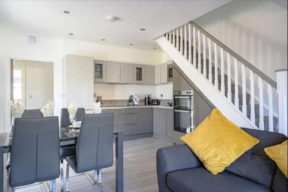 Kitchen or kitchenette, Living room, Dining area, dishwasher, pet friendly, stove, toaster