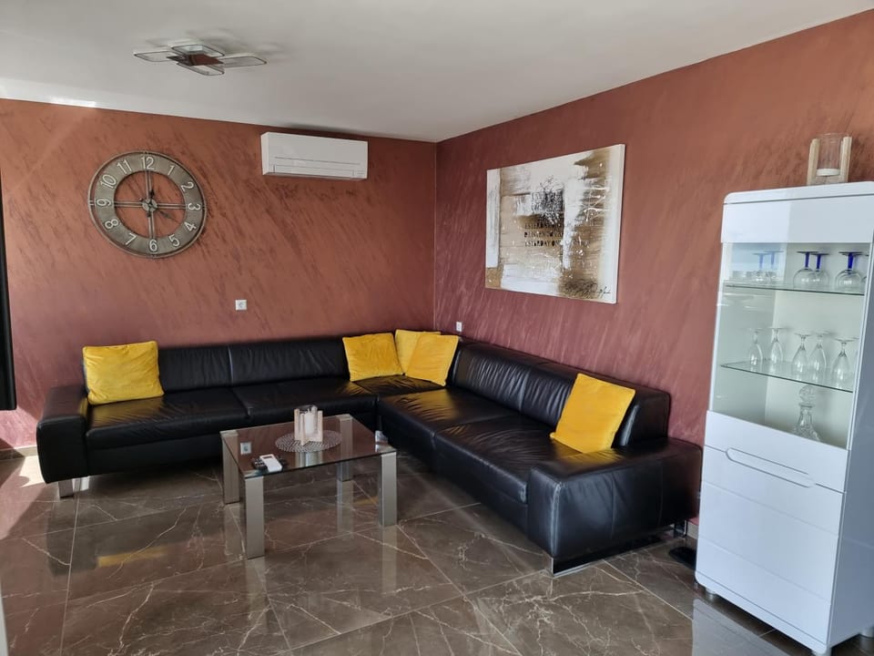 Living room, Seating area, air conditioner
