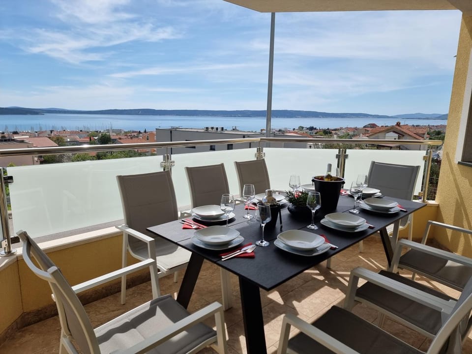 View (from property/room), Balcony/Terrace, Seating area, Dining area