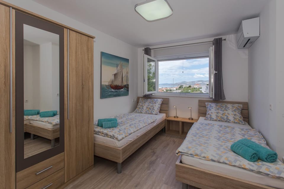 Bed, Photo of the whole room, Bedroom, air conditioner
