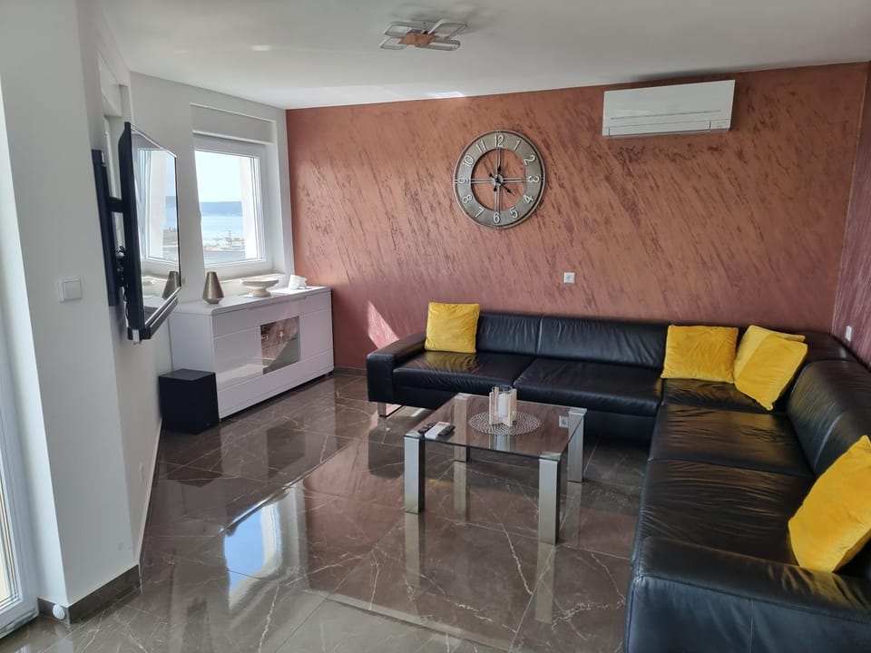 TV and multimedia, Living room, Seating area, air conditioner