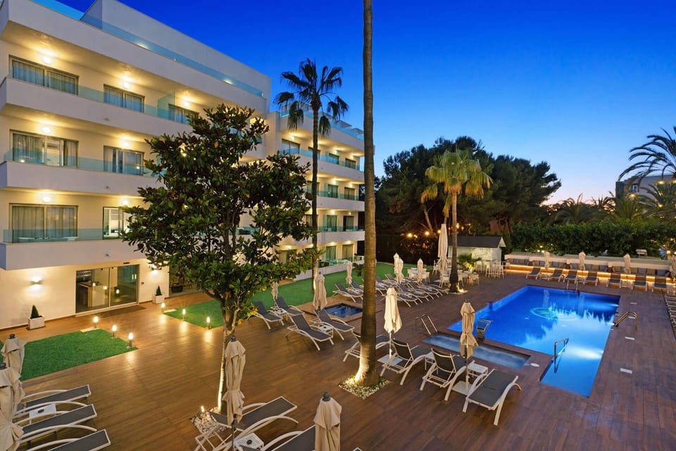 Property building, Garden, Swimming pool
