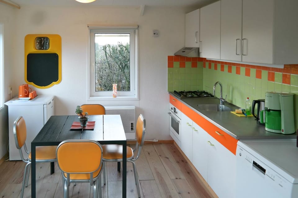 Photo of the whole room, Dining area, kitchen