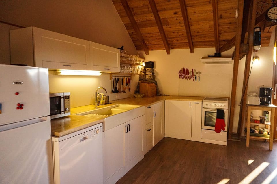 Coffee/tea facilities, dishwasher, oven, stove, toaster