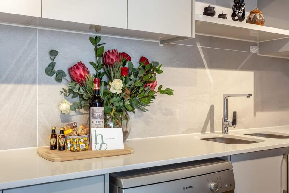 Bergsig Spacious Deluxe Corner Unit Apartment in Cape Town