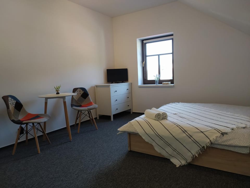 Bed, Photo of the whole room, Seating area