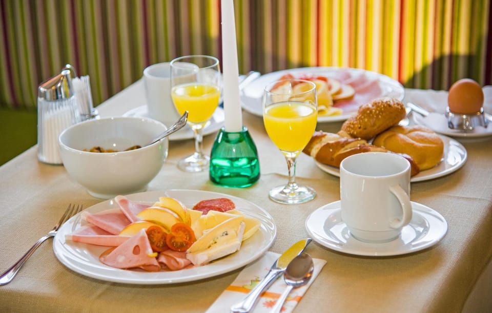 Restaurant/places to eat, Buffet breakfast