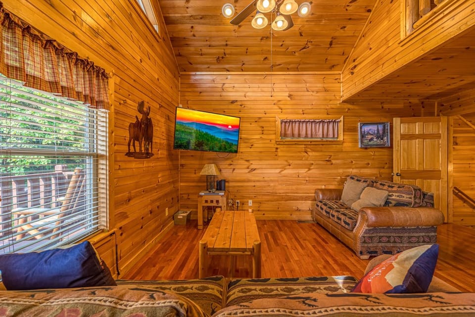 American Eagle Cabin, FREE tickets 3 bed 3 bath with game room, hot tub, Wi-Fi, easy roads Cabin in Sevierville