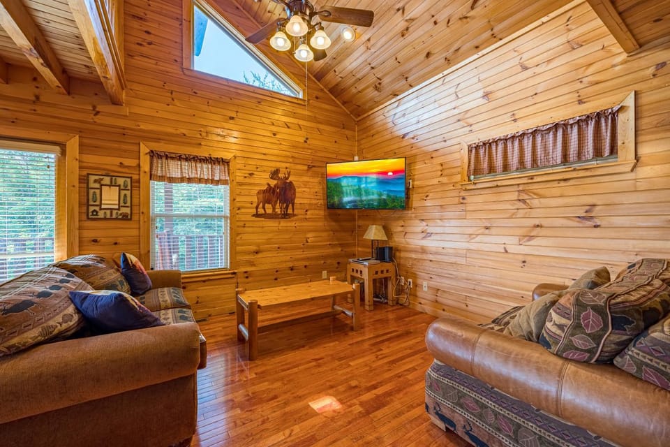 American Eagle Cabin, FREE tickets 3 bed 3 bath with game room, hot tub, Wi-Fi, easy roads Cabin in Sevierville