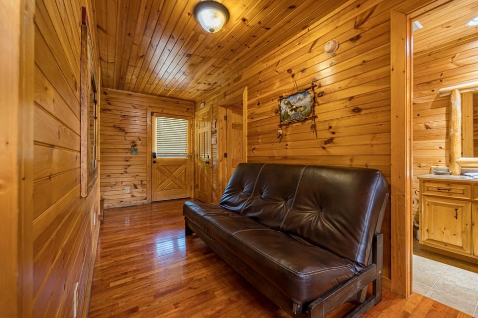 American Eagle Cabin, FREE tickets 3 bed 3 bath with game room, hot tub, Wi-Fi, easy roads Cabin in Sevierville