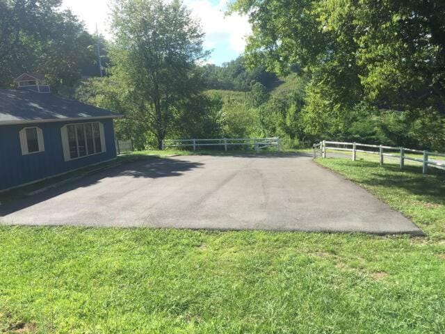 Across from Dollywood w FREE Dollywood ticket, pets ok wfee, arcade, hot tub House in Pigeon Forge