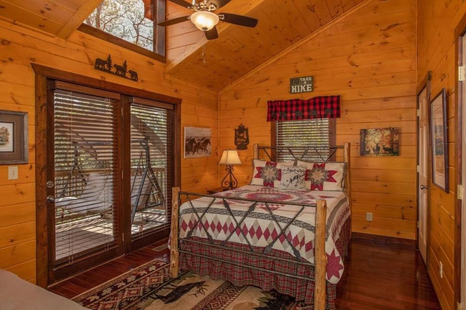 All About the View-Free Dollywood ticket, 5 BR, 4 Bath Family retreat w mountain views, privacy Chalet in Pigeon Forge