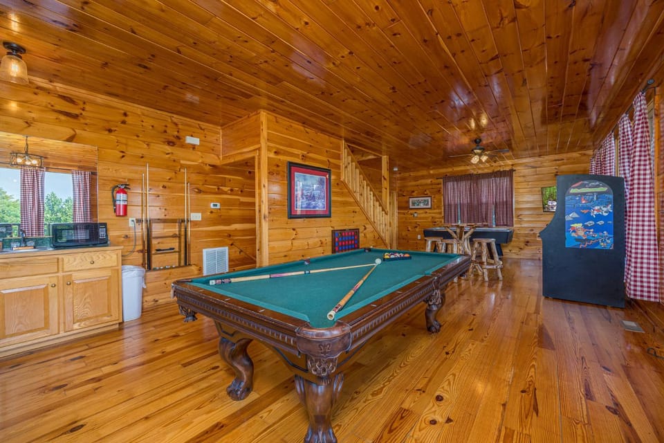Luxurious 6BR Smoky Mountain cabin with stunning views, game room, fire pit and hot tub, Wi-Fi Cabin in Sevier County
