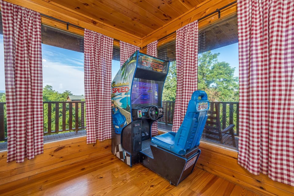 Luxurious 6BR Smoky Mountain cabin with stunning views, game room, fire pit and hot tub, Wi-Fi Cabin in Sevier County