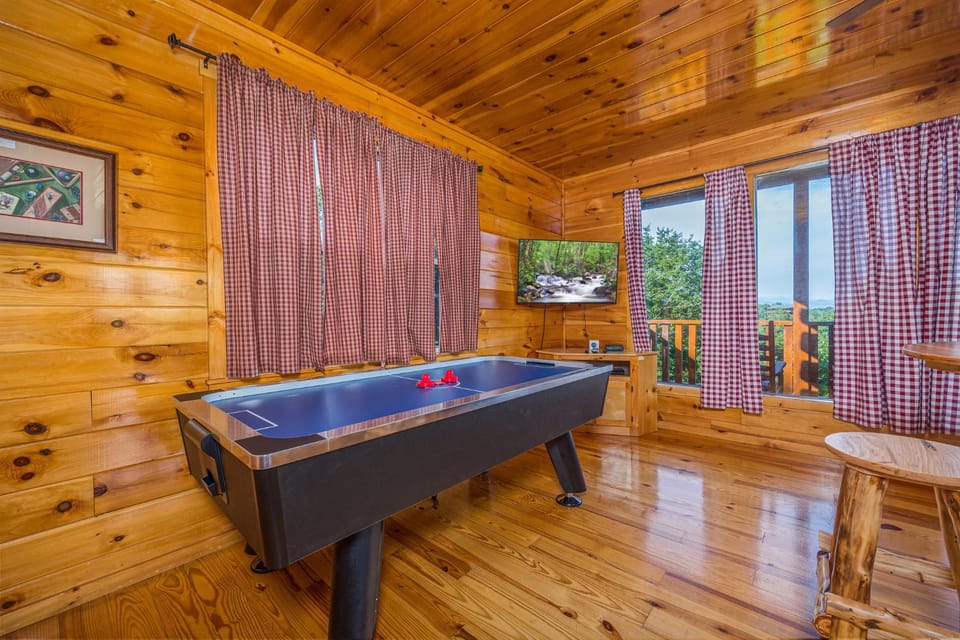 Luxurious 6BR Smoky Mountain cabin with stunning views, game room, fire pit and hot tub, Wi-Fi Cabin in Sevier County
