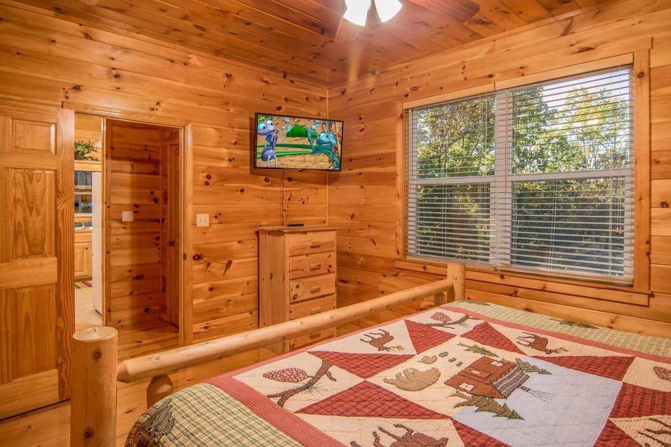 Eagles Haven Lodge, 5 bed, 4 bath, great for groups, game room, hot tub, Wi-Fi, grills, easy roads Chalet in Sevier County