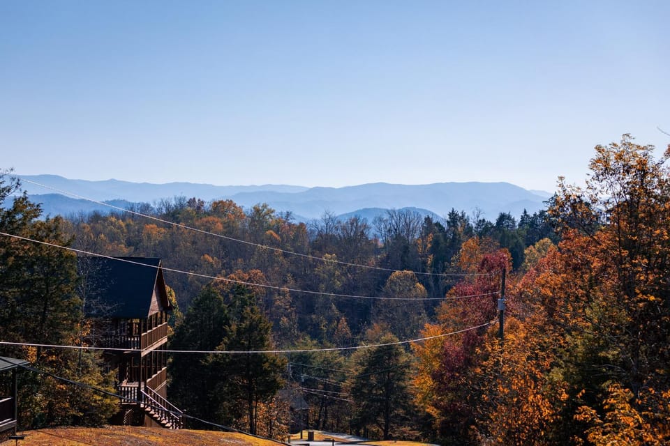 Eagles Haven Lodge, 5 bed, 4 bath, great for groups, game room, hot tub, Wi-Fi, grills, easy roads Chalet in Sevier County