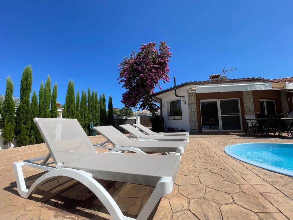 Casa Requesens, freiligendes Ferienhaus, komplett erschlossen House in Alt Empordà