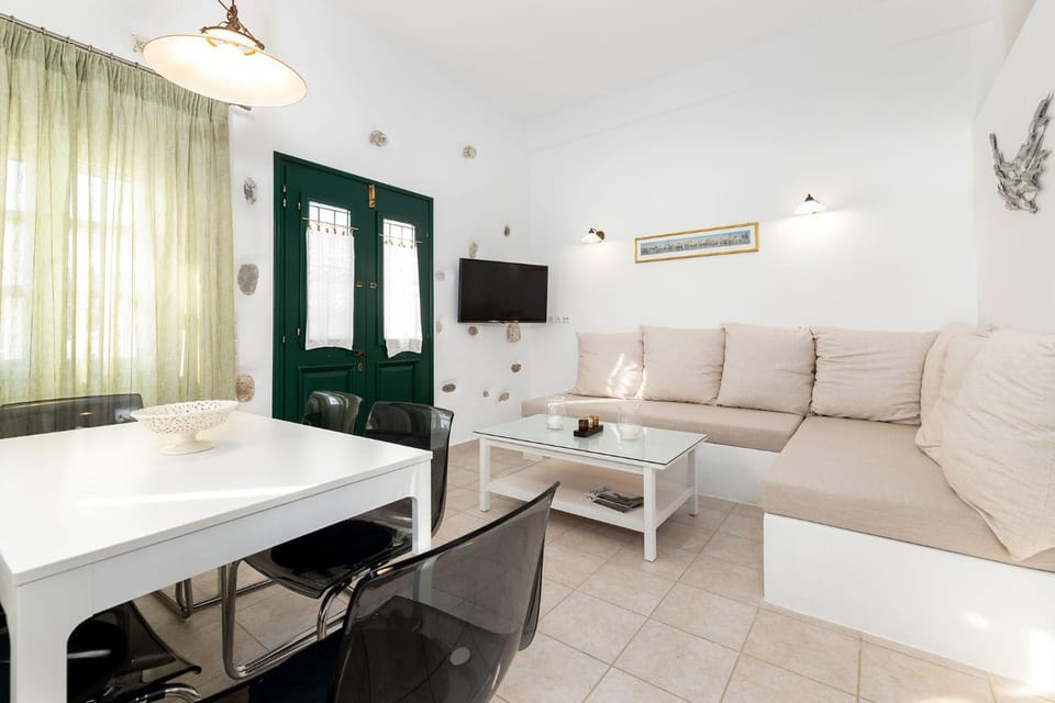 TV and multimedia, Living room, Photo of the whole room, Dining area