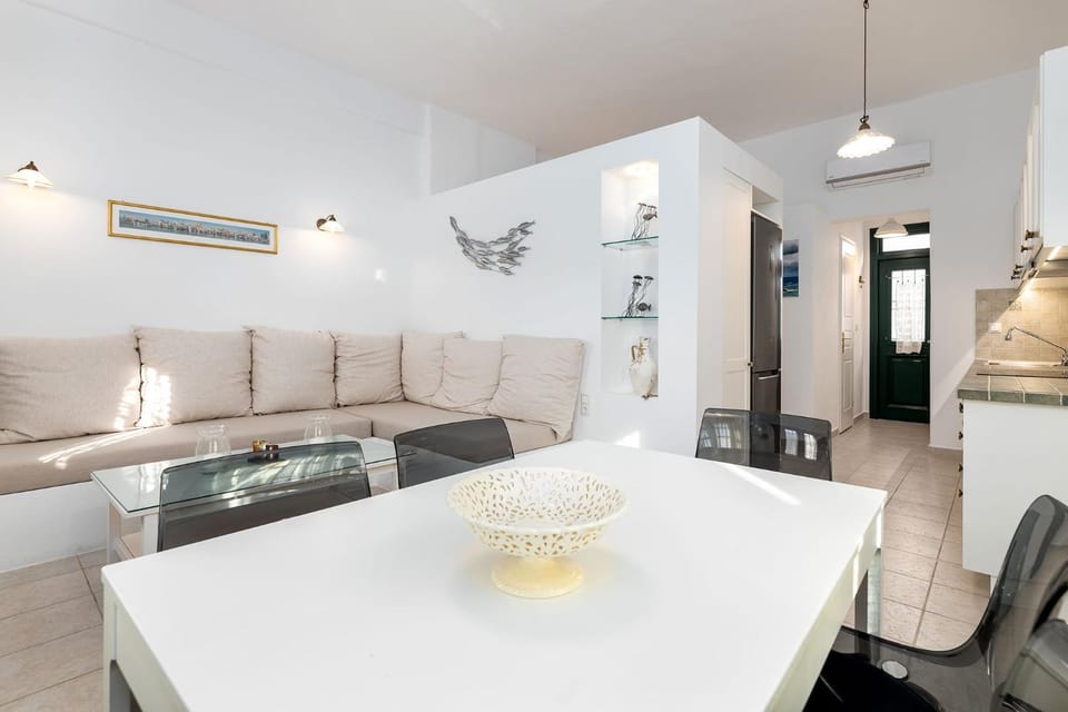 TV and multimedia, Living room, Photo of the whole room, Seating area, Dining area