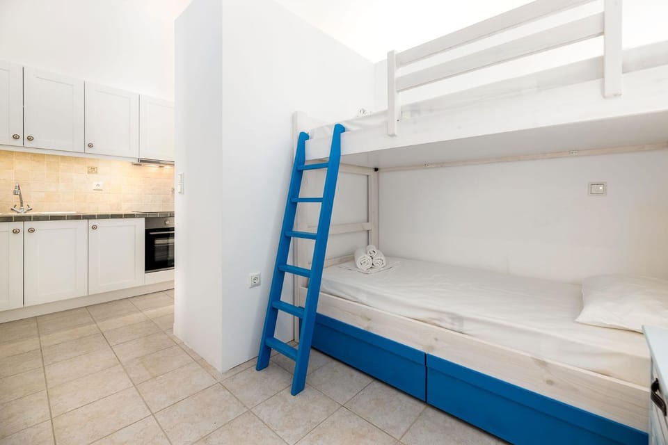 Bedroom, bunk bed