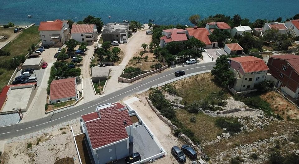 Property building, Neighbourhood