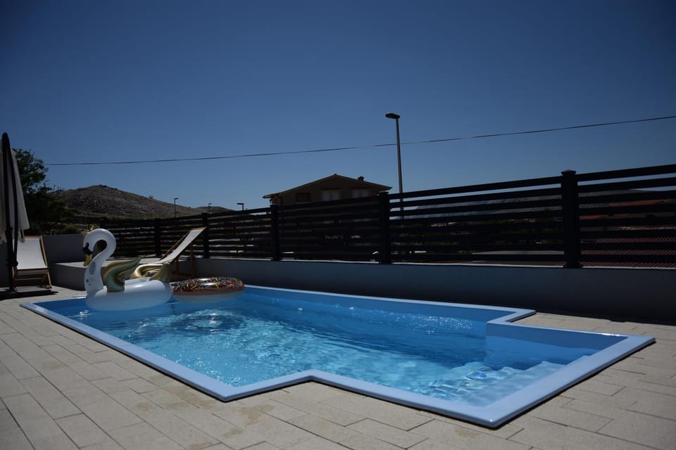 Swimming pool, Swimming pool