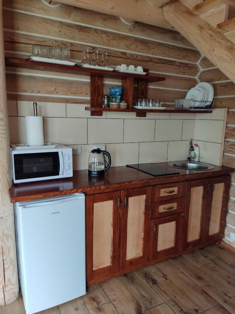 Kitchen or kitchenette, minibar, stove