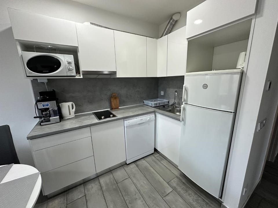 Coffee/tea facilities, Kitchen or kitchenette, dishwasher, stove, toaster