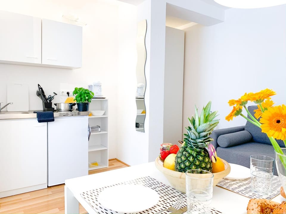 Kitchen or kitchenette, Photo of the whole room, Decorative detail, Dining area