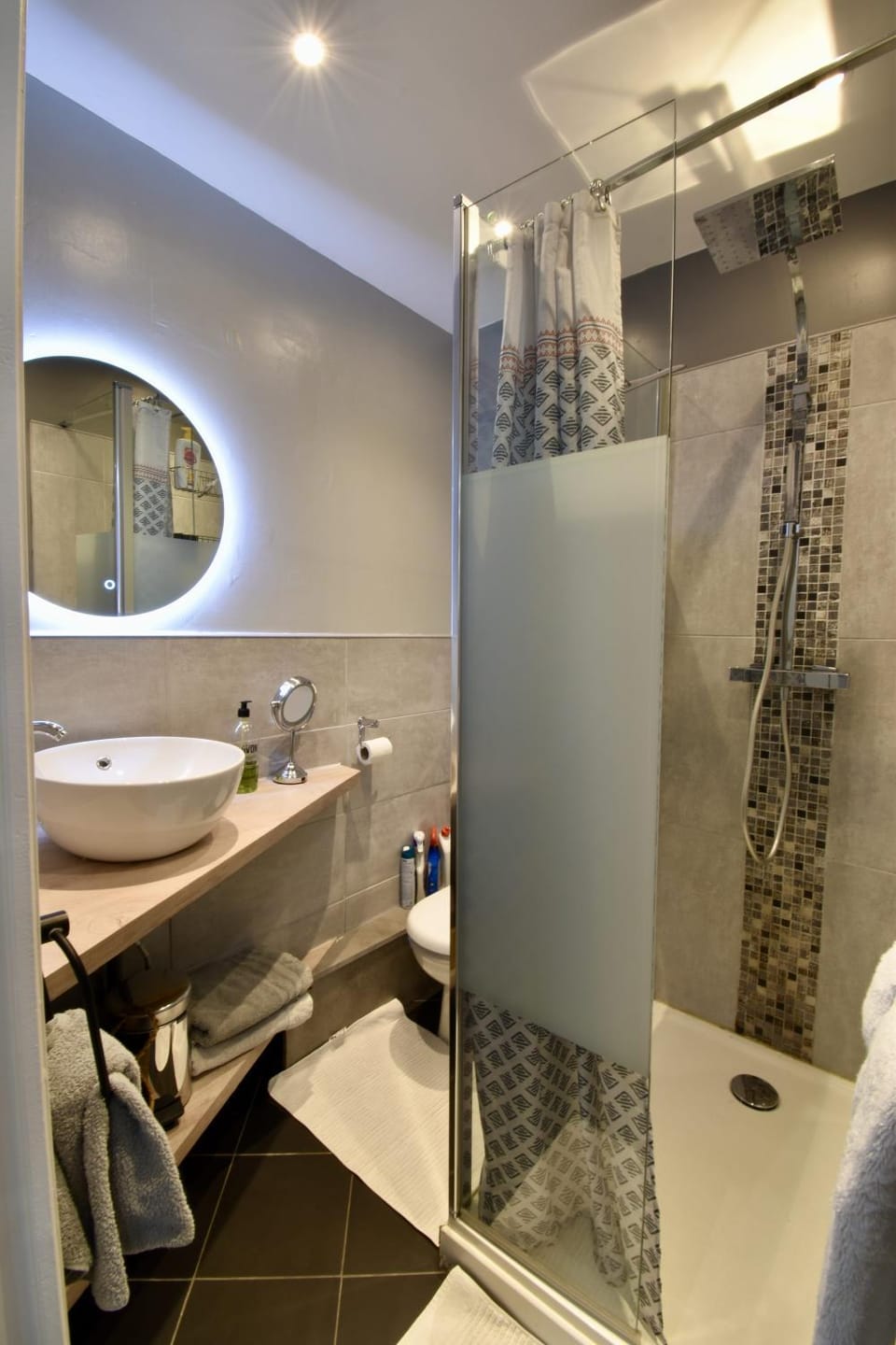 Shower, Toilet, Bathroom, towels