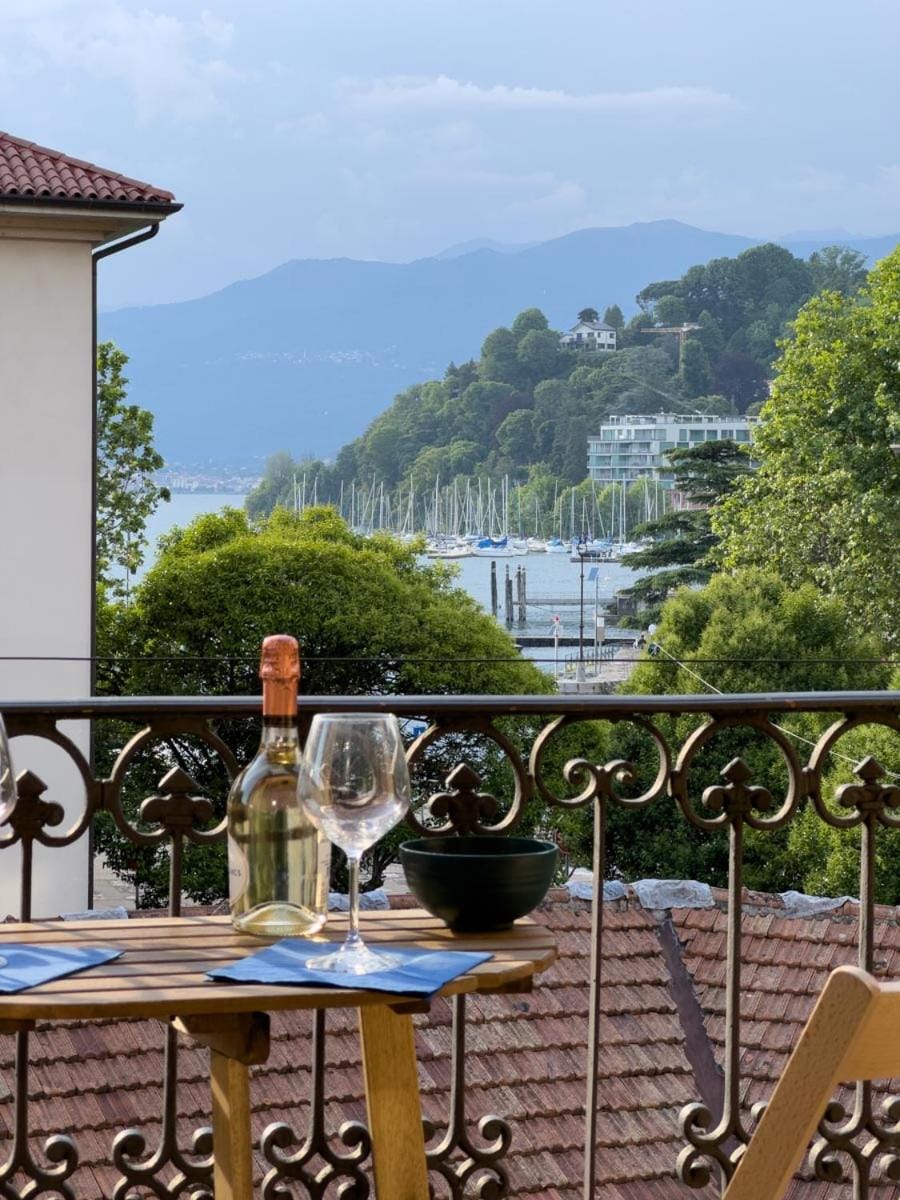 View (from property/room), Balcony/Terrace, Lake view, Mountain view