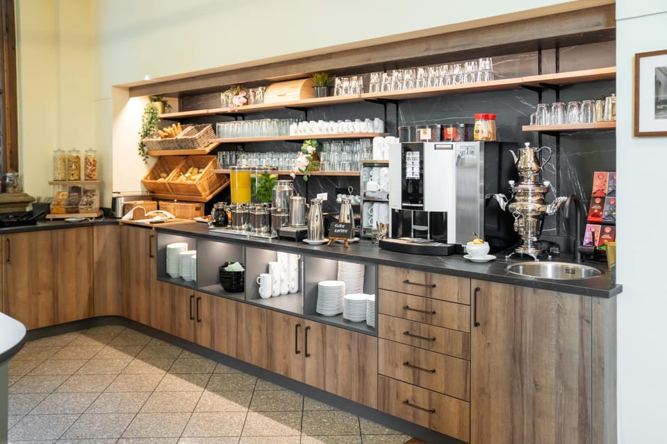 Coffee/tea facilities, Food and drinks, Food, Drinks