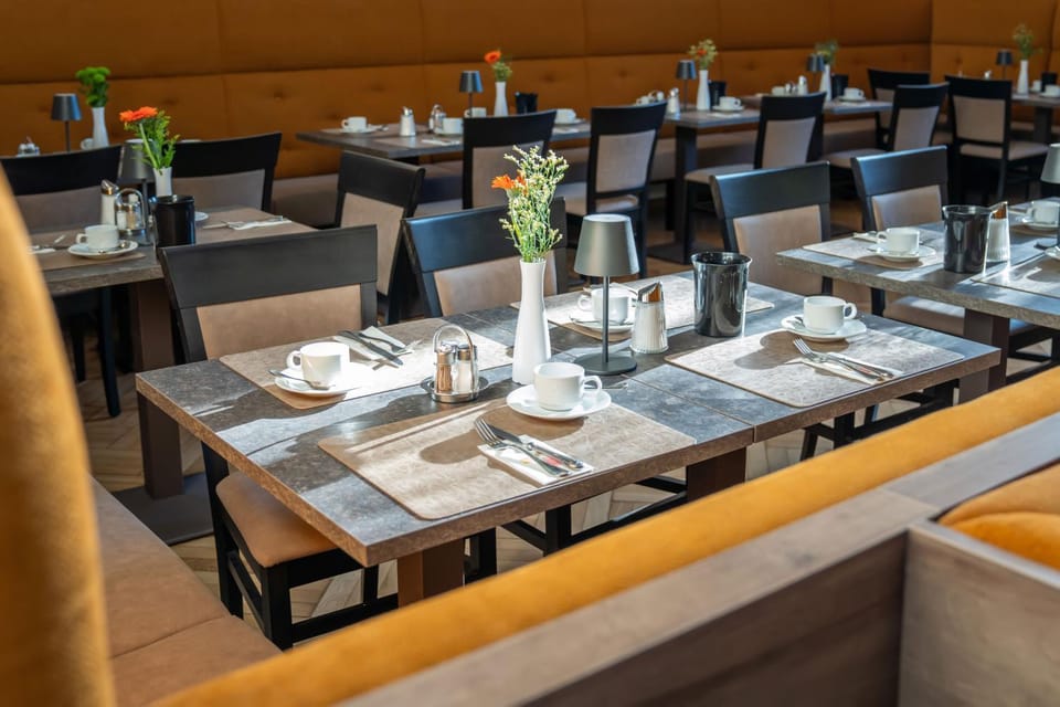 Restaurant/places to eat, Food and drinks, Banquet/Function facilities, Seating area, Food
