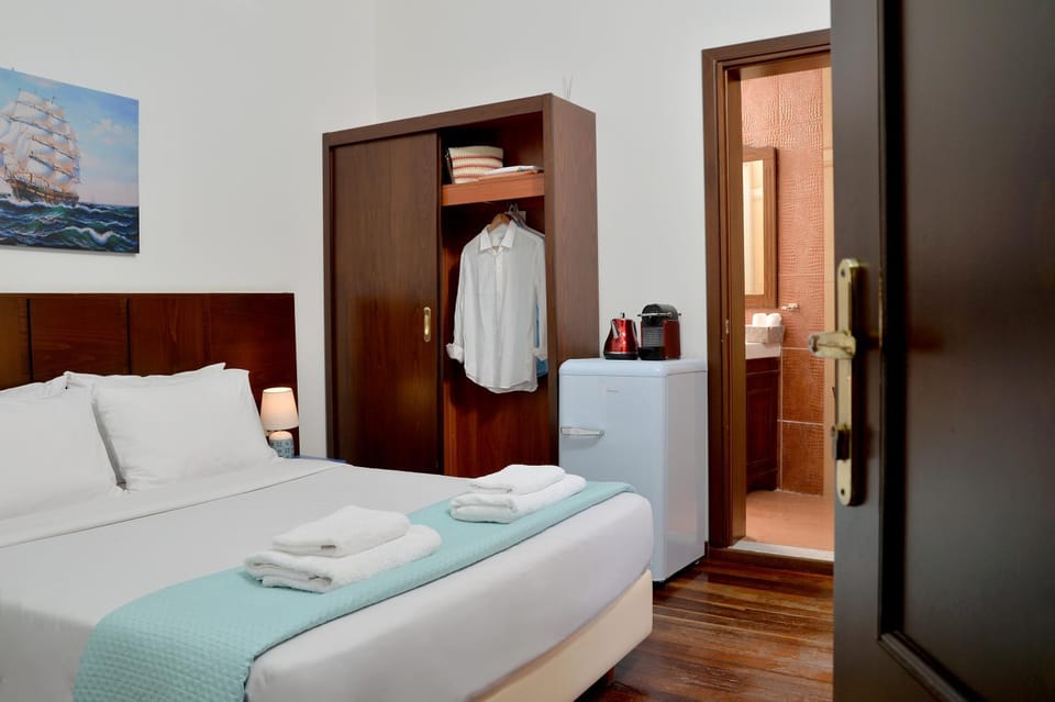 Bed, Coffee/tea facilities, wardrobe