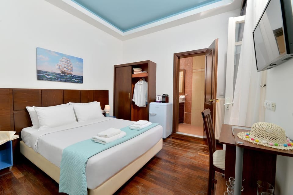Bed, Bathroom, TV and multimedia, wardrobe