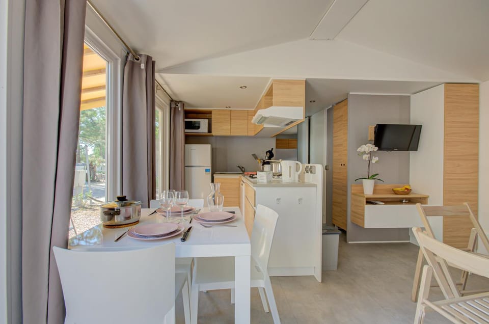 Kitchen or kitchenette, Food and drinks, Dining area, dishwasher, minibar