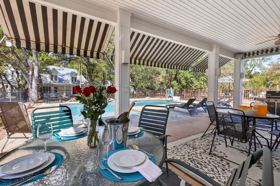 Luxury Golf Course Private Retreat with Heated Swimming Pool House in Horseshoe Bay