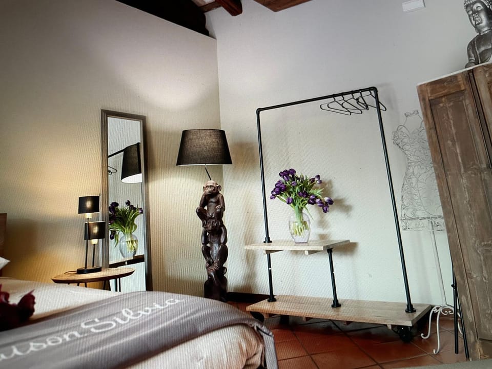 Photo of the whole room, Bedroom, wardrobe