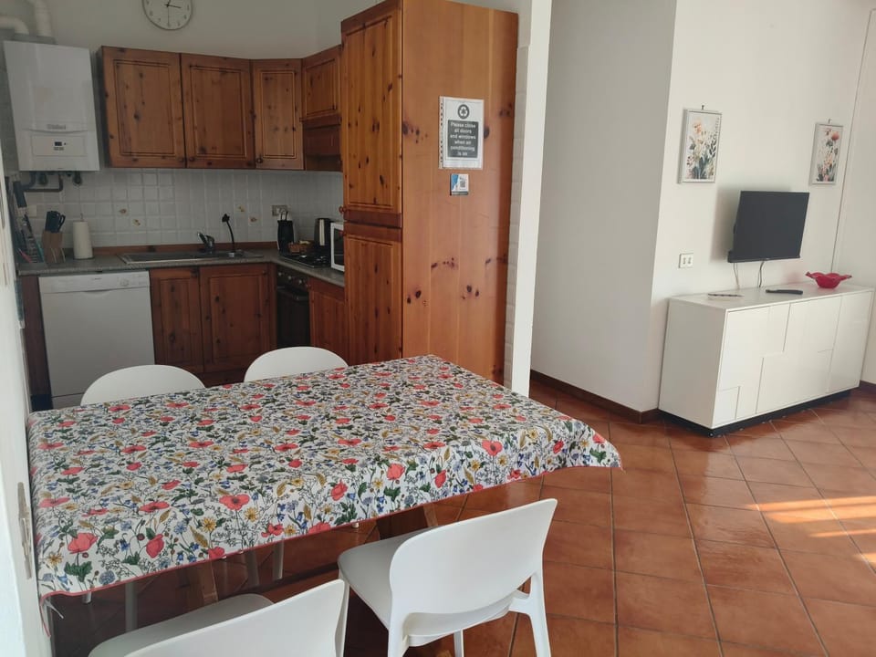 Dining area, kitchen
