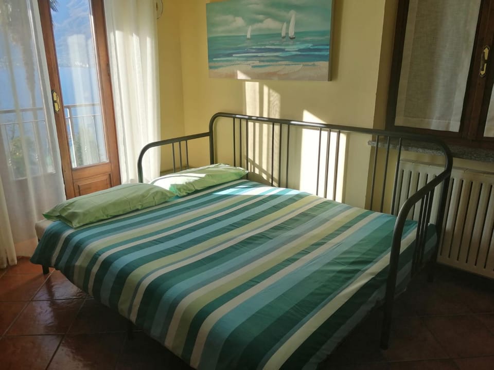 Bed, Living room