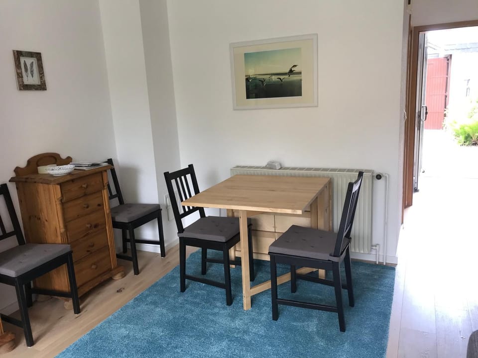 Photo of the whole room, Dining area