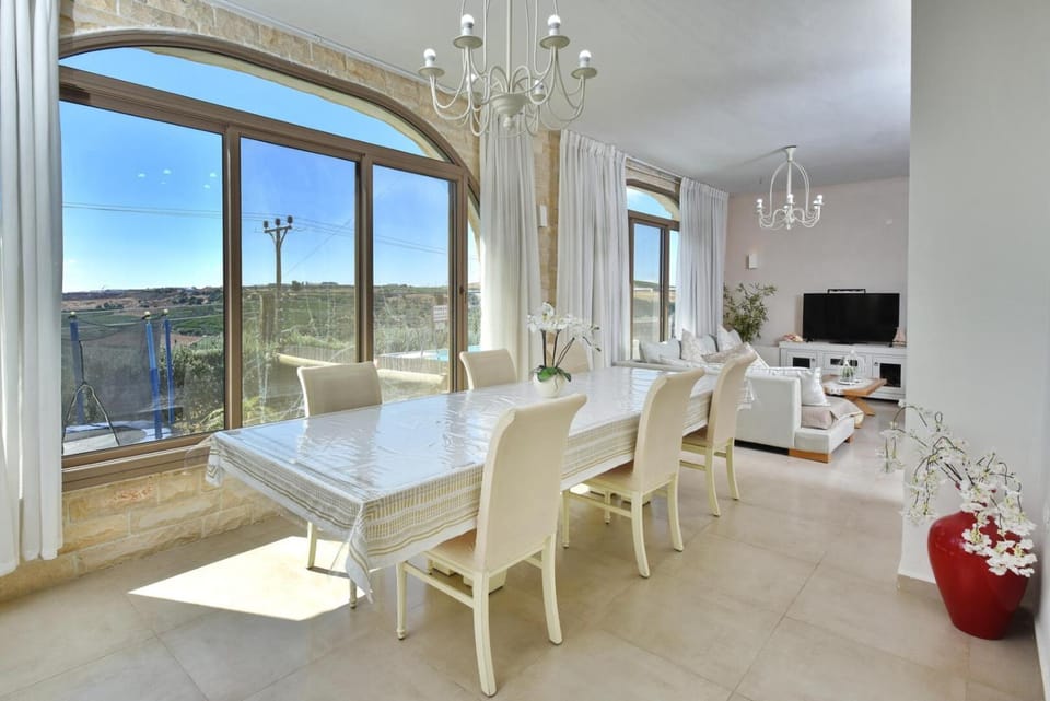 TV and multimedia, Living room, Seating area, Dining area, Evening entertainment