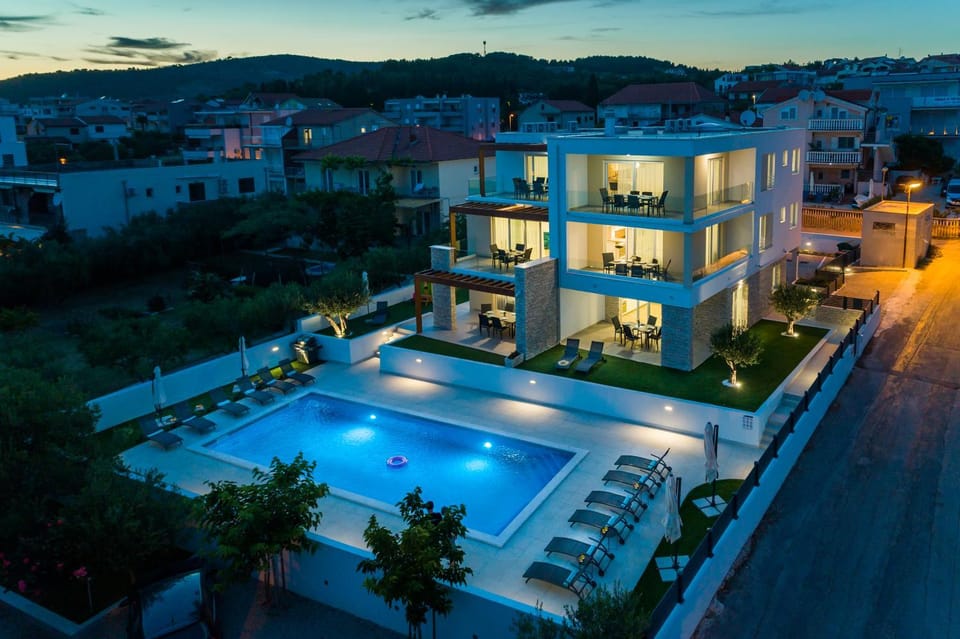 Property building, Night, Neighbourhood, Natural landscape, Pool view, Street view, Swimming pool, Location, Parking
