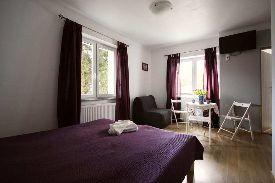 Bed, TV and multimedia, Photo of the whole room, Bedroom, towels